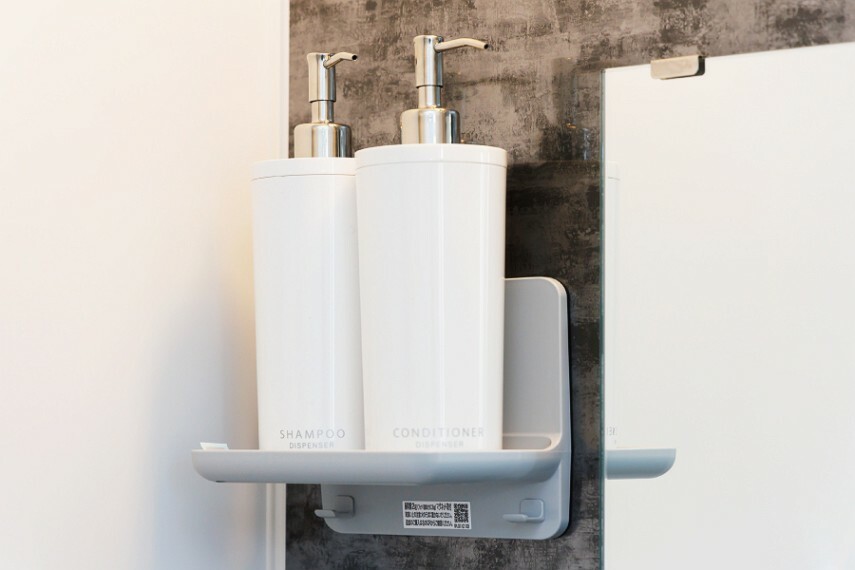 バスルーム/LIXIL「マグネットシェルフ」<BR/><BR/>壁のお好みの位置に取り付けられ、カンタンに取り外してまる洗いできます。