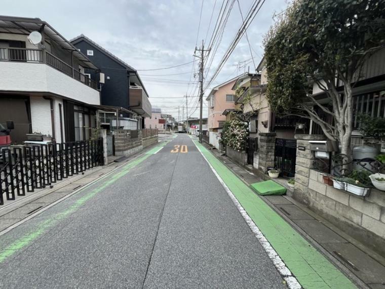 現況写真 駐車が苦手な方にも嬉しい、前面6m道路に面した住まい。