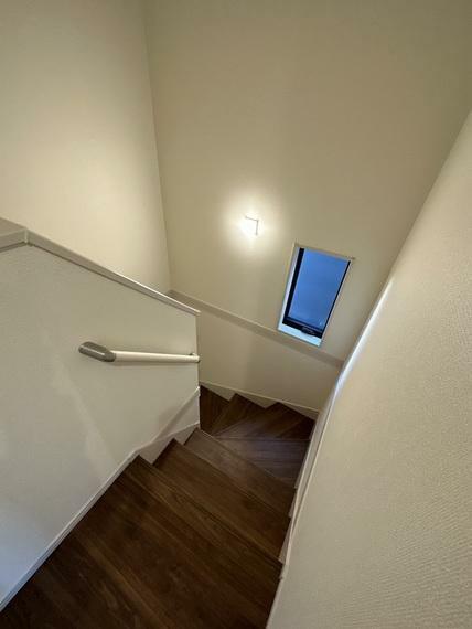 洋室 施工例　階段　換気や自然光で足下も照らしてくれる便利な窓、手すり付きなので降りる際に安心です