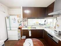 L型キッチンは作業スペースが広めで食材の一時置きにも困りません。