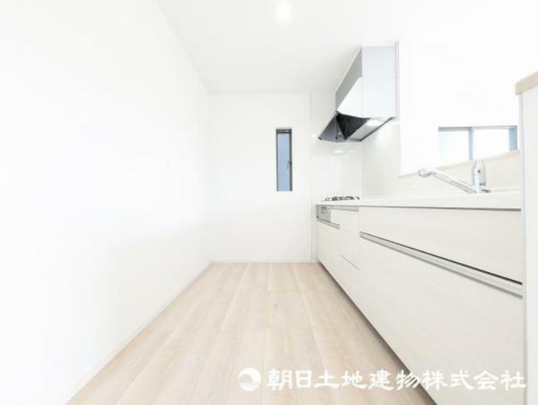 キッチン ＜キッチン＞冷蔵庫や食器棚を置いても広い作業スペースです。