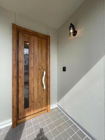 玄関 木目がしっかりあるカッコいい玄関扉。