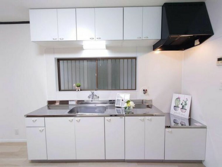 ダイニングキッチン 直線的な動線で作業がしやすい壁付け型キッチンを採用！
