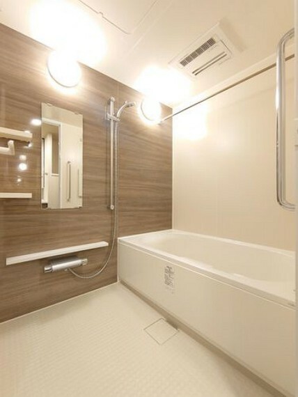 浴室 【浴室】浴室乾燥機付きのユニットバス。お子様と一緒に入ってもゆったりくつろげる広さ。毎日使う空間が、気持ちよく快適に過ごせる空間だと嬉しいですね。