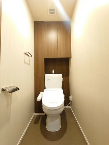 トイレ 【トイレ】トイレには収納が設けられ、トイレットペーパーなどきれいにお仕舞い頂けます。