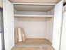 収納 洋室7.5帖:充分な収納スペースを確保しました！お部屋に余計な家具を置く必要がなく、シンプルですっきりとした暮らしが実現できます！