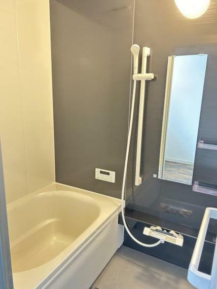 浴室 【リフォーム済】浴室は新品のユニットバスに交換しました。追い炊き付きなのでいつも暖かいお風呂に入れますし、お財布にも優しいですね。
