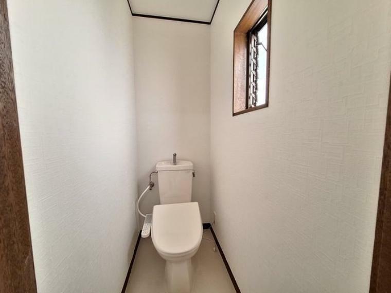 お家のご質問はお気軽にご相談下さい。白を基調とした、清潔感のあるシンプルなデザインのトイレです。