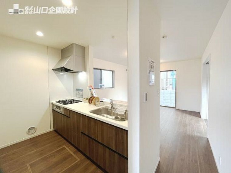 キッチン 機能的な床下収納と対面式キッチンで居心地の良い住空間！（家具・調度品は価格に含まれません）