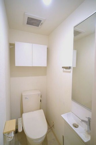 トイレ 手洗い・収納スペースの付いた機能的なトイレです。リビングから離れているのでお客様も使いやすいですね。