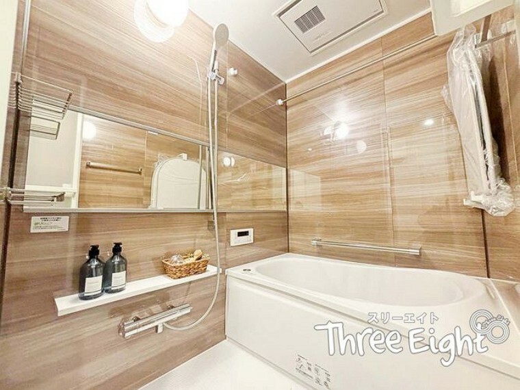 浴室 バスルームは高級感ある仕上がりです ワイドミラーを採用し、室内に奥行と高級感を感じさせます。浴室乾燥機も完備です。