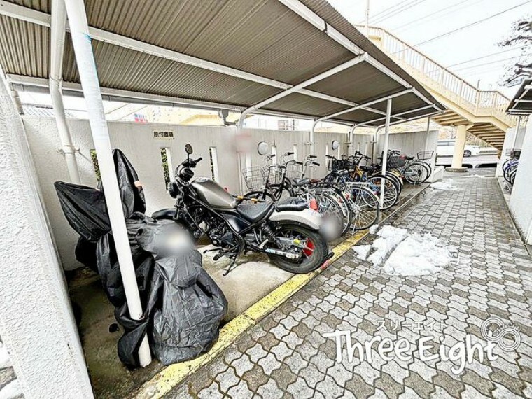駐車場 バイク置き場もございます。自転車置き場も含め、屋根がついているので安心です。