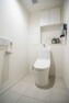 トイレ シンプルで安らぎが宿るレストルームです。カウンターや吊戸棚など有効的に使えそうな設備を設置。毎日使う場所だからこそ、清潔感と使いやすさを考慮した空間です。