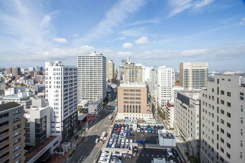 眺望 17階からは、横浜の街並みを見渡すことができる開放的な眺望です。時間と共に移り変わっていく景色を眺めながら、少し肩の力を抜きたくなるような空間です。