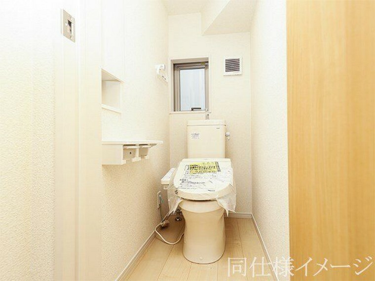 同仕様写真（内観） ＼同仕様写真/オート開閉のフタなので、手を触れず清潔・快適なトイレです！