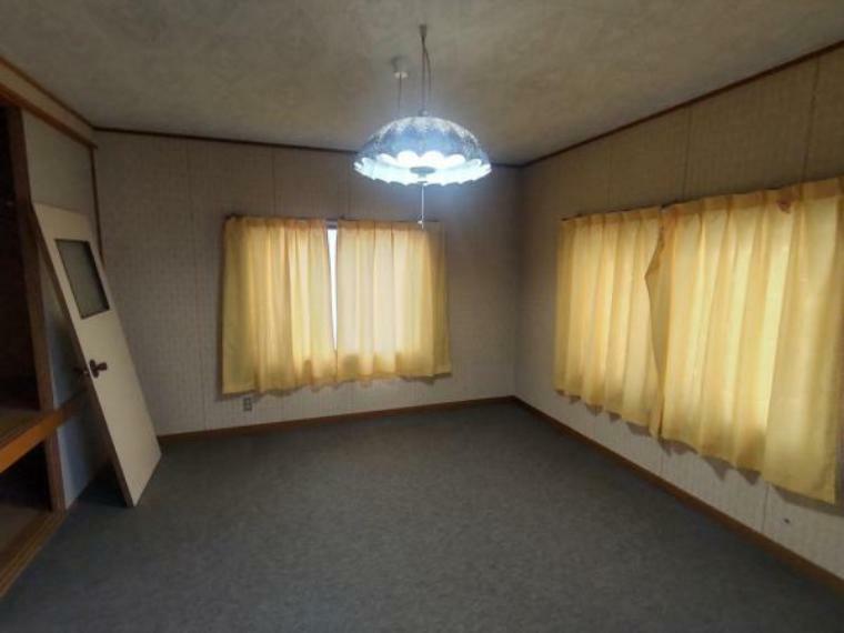 【リフォーム前】1階洋室は床を張り替えて壁のクロスを新品交換致します。照明も新品交換致します。