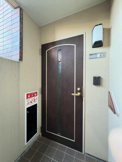 【1階玄関（外観）】玄関ドアのカギは新品交換を行います。防犯面でも安心です。（2/26撮影）