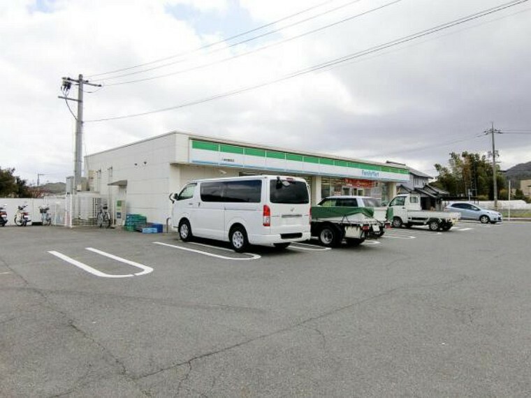 コンビニ ファミリーマート　八本松飯田店