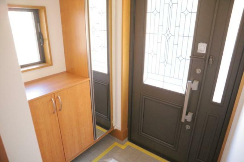 玄関 玄関は家の顔でもあり、家族以外の目にも止まる場所です。玄関は外との間を仕切る扉、靴などをしまっておく収納スペース、靴脱ぎのたたきスペース、来客とのやり取りをするドアホンなど複数のアイテムからなります。