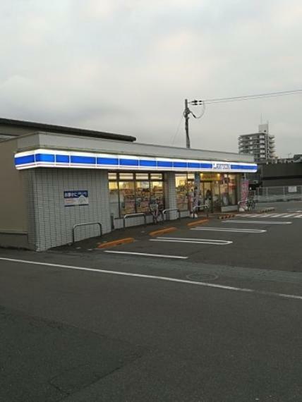 コンビニ 【コンビニエンスストア】ローソン 寝屋川池田三丁目店まで524m