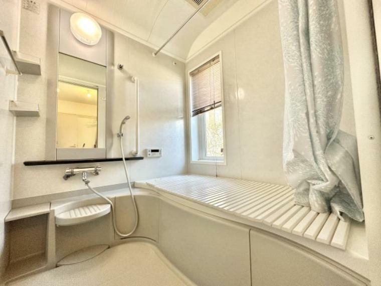 浴室は湿気がたまりやすく、換気扇だけではどうしてもカビが出てしまいやすい場所。窓があるだけで、あっという間に換気ができますのでお風呂のカビお掃除も気持ちが良いです。