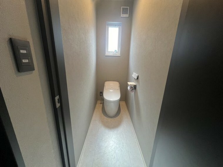 トイレ 温水洗浄便座機能付きトイレです。タンクレスですっきりとした空間。明るすぎないトイレは癒しのひと時を与えてくれますね。ご家族様の支度が混み合う時間にはトイレが2カ所あると便利です。