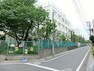 小学校 通学路は穏やかな住宅街の中の道なので、お子さんの通学も安心。