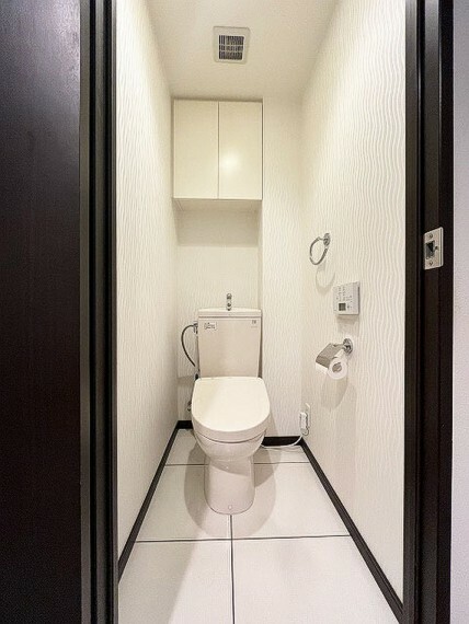 トイレ もちろん温水洗浄機能便座・収納棚付きです。