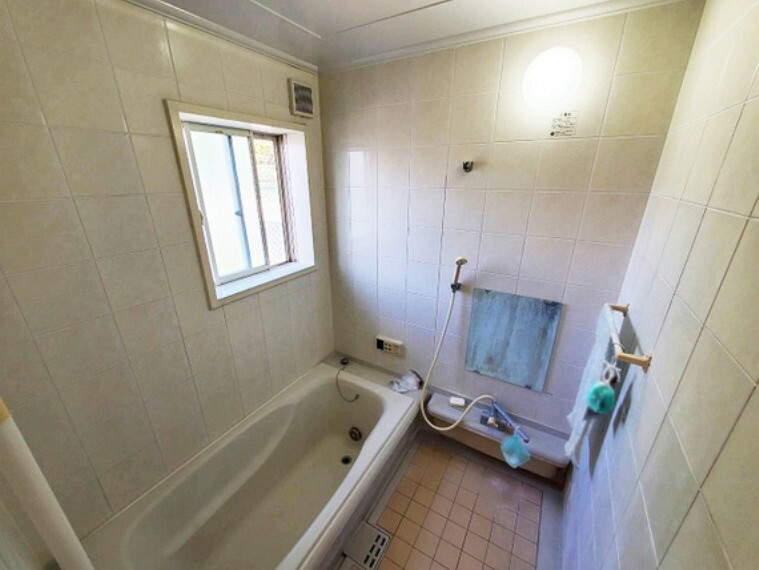 浴室 【浴室】しっかり換気ができる窓のあるバスルーム。自然の風を取り入れて換気ができるため、湿気がこもりやすい浴室のカビ防止になります。