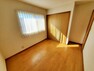 【2階洋室2】住まう方自身でカスタマイズして頂けるようにシンプルにデザインされた室内。家具やレイアウトでお好みの空間を創りあげられます。