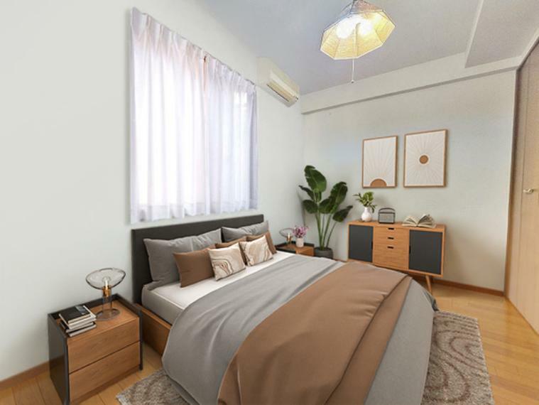 寝室 現況の物件写真に、CGによる画像処理がされています。家具、小物、カーテン、照明、その他のイメージ