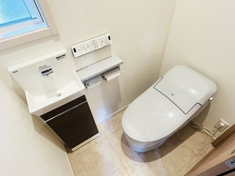 トイレ 【1階トイレ】温水洗浄機付で快適なレストルーム。手洗い器も設置した、使いやすさを重視する造りになっております