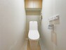 トイレ 温水洗浄便座完備のトイレスペース。ついつい考え事をしてしまうほど落ち着く空間です。室内（2024年3月2日）撮影