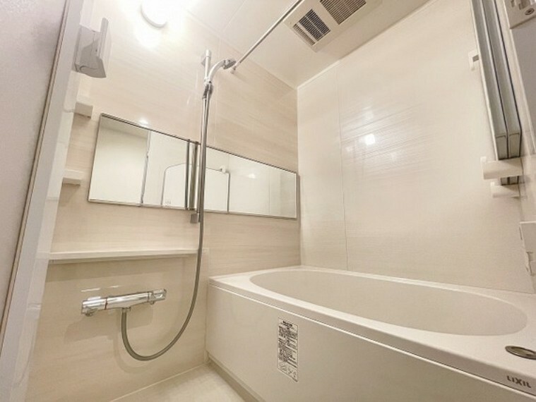 浴室 清潔感のあるカラーのユニットバスの空間は癒しのトキを満喫、脚を伸ばして心と体を労わって下さい。水栓交換済み！