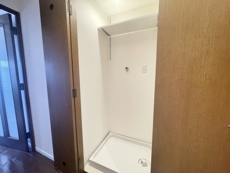 スペースを上手く活用した洗濯機置場スペース。扉で隠すこともできるので来客した時でもプライバシーを確保。