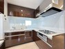 ダイニングキッチン L字型キッチンはワークトップが広く、電化製品を置くスペースもあり使い勝手に優れたキッチンです。