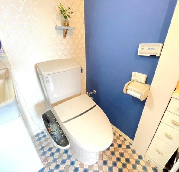 トイレ クロスやフロアと一体感のある素敵なお色味のトイレです。ウォシュレット付きなことも嬉しいポイントの一つです。
