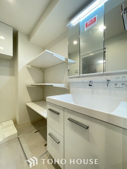 脱衣場 「洗面所」洗面所には、トールサイズの壁面収納が設置されています。バスタイムに必要な備品はもちろん、ランドリー用品など様々な収納スペースとして活用して頂けます。