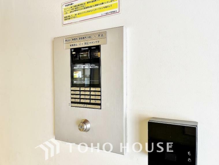 防犯設備 集合住宅のエントランスには住戸内部と通話できるモニター付きのインターホンが設置されています。