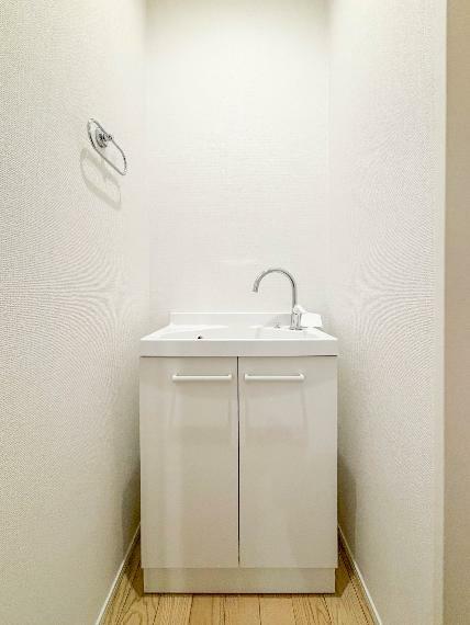 【Powder room-洗面所】二階トイレそばに設けたセカンド洗面。デザイン性の高さが特徴です。