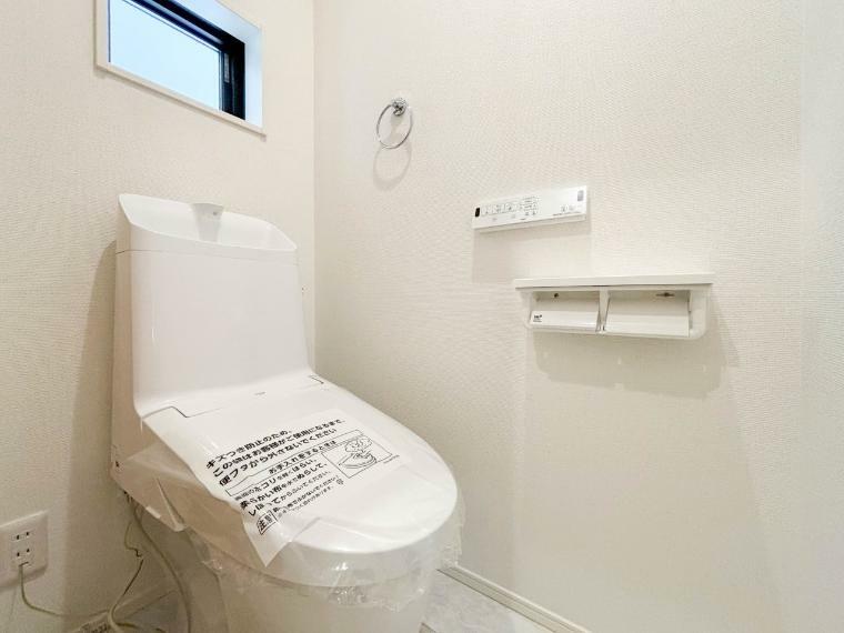 トイレ 【1号棟-Toilet-】いつも清潔なスペースであってほしいのが毎日使うトイレです。掃除がしやすいのはもちろん、落ち着けるスペースとして機能することも大切です。