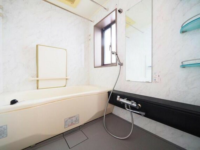 浴室 自然換気が可能な窓付きです。シャンプー等を置くことができる棚が設置されています。