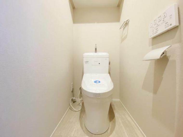 トイレ 【トイレ】 毎日使う空間と機能だから、いつまでも清潔なスペースであってほしいのがトイレです。掃除がしやすく、また落ち着ける空間として居心地のよい大切な場所です。