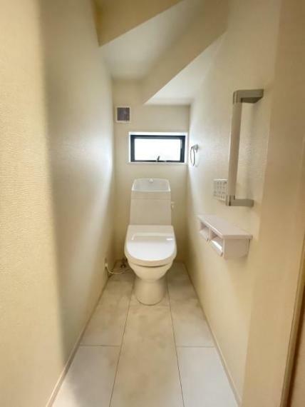 キッチン 階段下スペースを有効活用した1階トイレ。　 無駄なスペースがなく住空間を広くとっている間取りです。 手摺や収納もあります