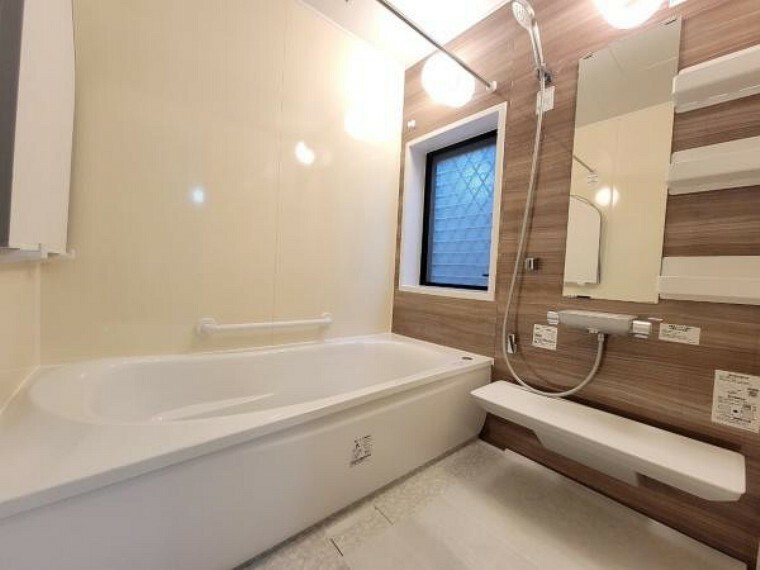 浴室 落ち着いた空間を演出するカラーとゆったりお使い頂ける広さが魅力のバスルーム。浴室乾燥機も付いており、いつでも快適で心地の良いバスタイムを実現できます。