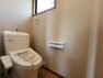 トイレ 白を基調とした明るく清潔感のある空間です。トイレは1階と2階それぞれにございますので、忙しい時や来客の際もスムーズに使うことができて便利です。