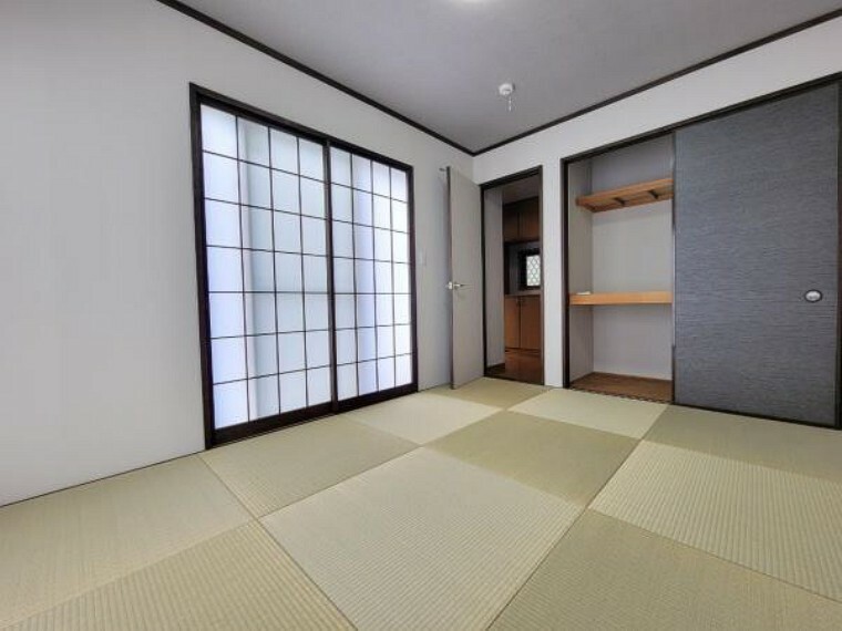 和室 6帖の和室～リビングとは別にゆったり使える空間は家族団らんや来客用、趣味や家事のスペースとして様々なシーンで活用いただけます。