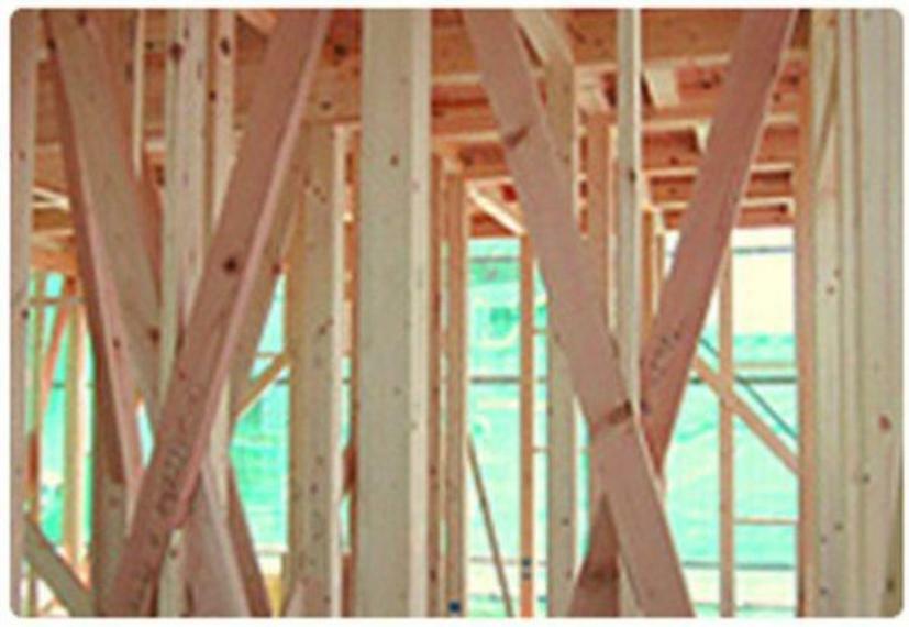 強い耐震性・耐久性！「木造軸組み工法」は住宅の骨格を木の軸で造る工法で、1000年以上にわたり、改良・発達を繰り返してきました。接合部には補強金物取り付けなど、強い耐震性・耐久性を発揮しています。