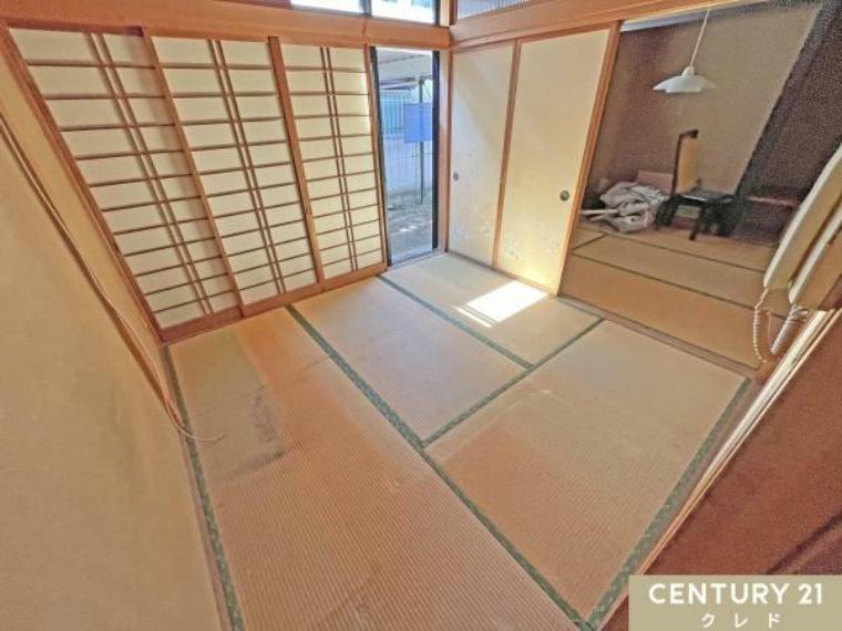 和室 【東側　和室4.5帖】 隣の和室と合わせた使い方も可能。 柔らかな畳の上はちょっと疲れた時にお昼寝できるのもうれしいですね。
