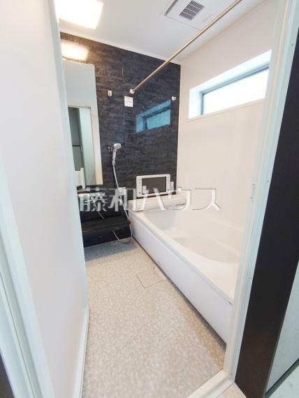 浴室 1号棟　窓付き浴室は、しっかり換気ができていつも清潔に、毎日のバスタイムが楽しみになります。　【練馬区高野台5丁目】